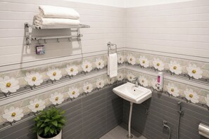 Habitación superior | Baño | Toallas, jabón, champú y papel higiénico