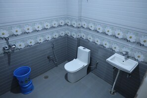 Quarto luxo | Banheiro | Toalhas de banho, sabonete, shampoo, papel higiênico
