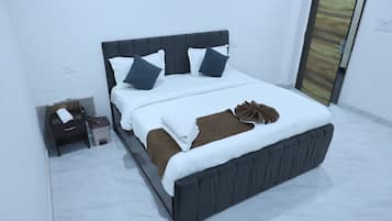 Deluxe Room | Soundproofing, free WiFi, bed sheets