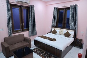Soundproofing, free WiFi, bed sheets - Hotel JK Blue Heaven (Varanasi)
