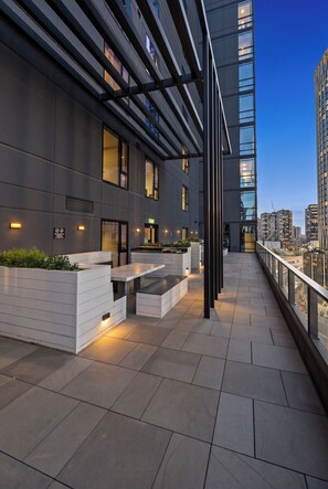 Outdoor dining - Modern Southbank Escape | Walk to Crown, Sth Melb Market, CBD | With Pool & Gym (Southbank)