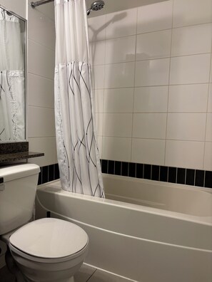Sèche-cheveux, serviettes fournies, savon, papier toilette