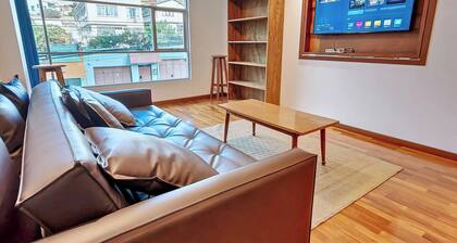 H21 - Elegant & Peaceful Apartment in Calacoto with Wi-Fi & Washer/Dryer