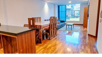 Una cocina moderna con muebles de madera, un comedor y un amplio ventanal con vistas.