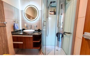 Dusche, Haartrockner, Handtücher, Seife