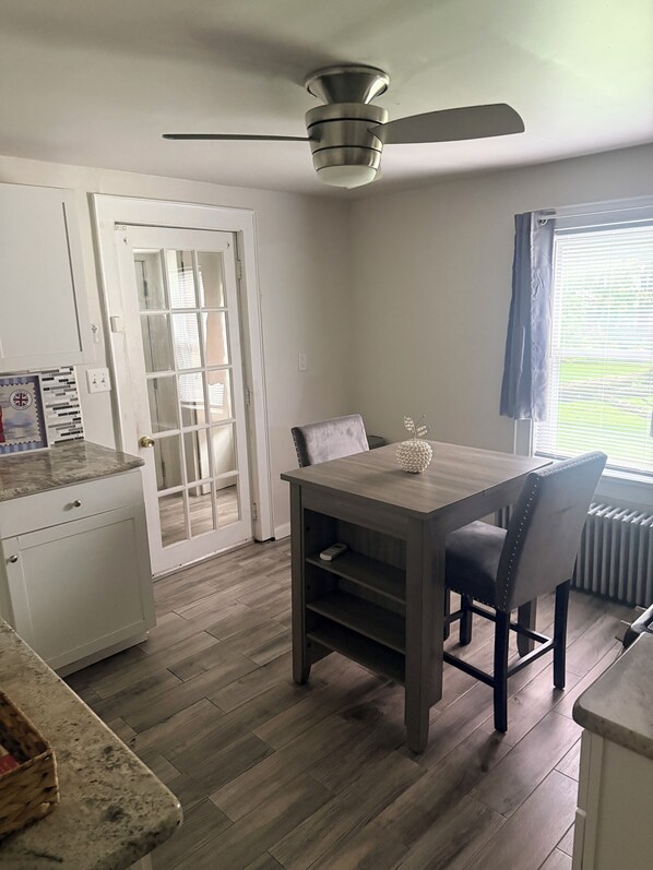 A dining area with a table, chairs, and a ceiling fan. - Tranquil 3-bedroom charming house in Bloomfield (Bloomfield)