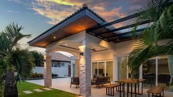 Superior Villa, Courtyard View | Outdoor dining