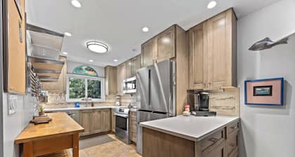 Beachside 3BR 2.5BA Retreat in Prime Location