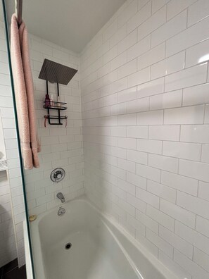 Toallas, jabón, papel de baño 