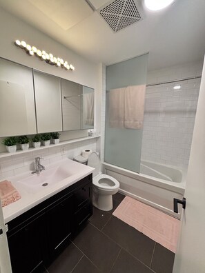 Towels, soap, toilet paper - King West Condo - Close to Toronto Stadium (Toronto)