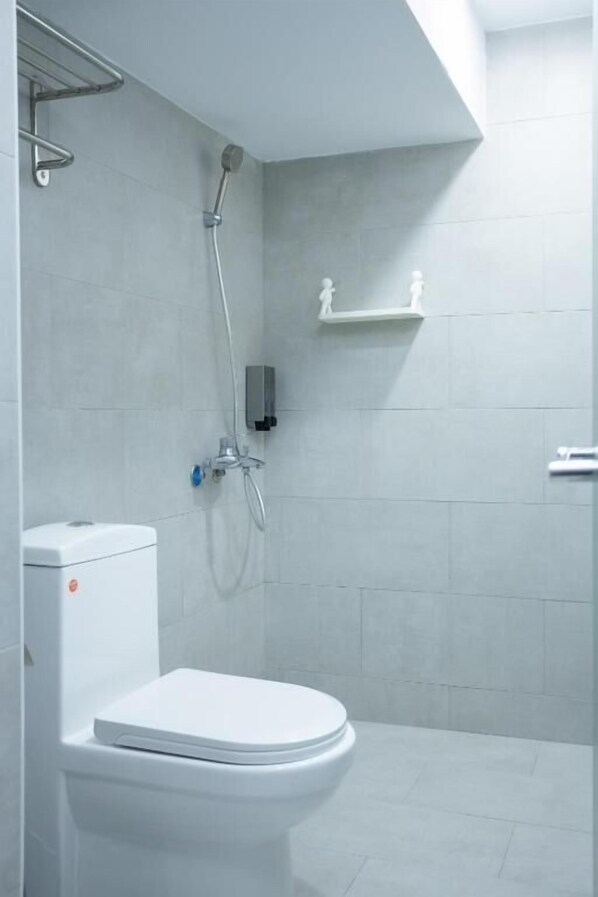 Family Quadruple Room | Bathroom | Slippers - STEP INN (Taipei)