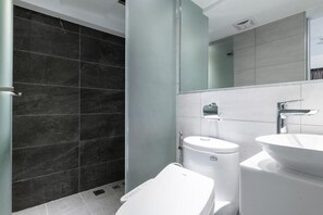 Family Quadruple Room | Bathroom | Slippers - STEP INN (taipei)