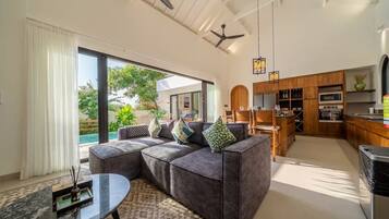 Lyxvilla - 4 sovrum - privat pool | Vardagsrum | 50-tums smart-tv med digitalkanaler