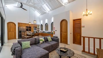 Lyxvilla - 4 sovrum - privat pool | Vardagsrum | 50-tums smart-tv med digitalkanaler