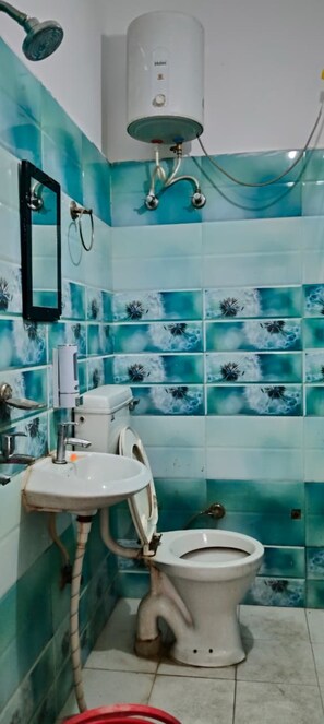 Standard Room | Bathroom | Shower, soap, shampoo - Yuvraj Guest House (Rudrapur)