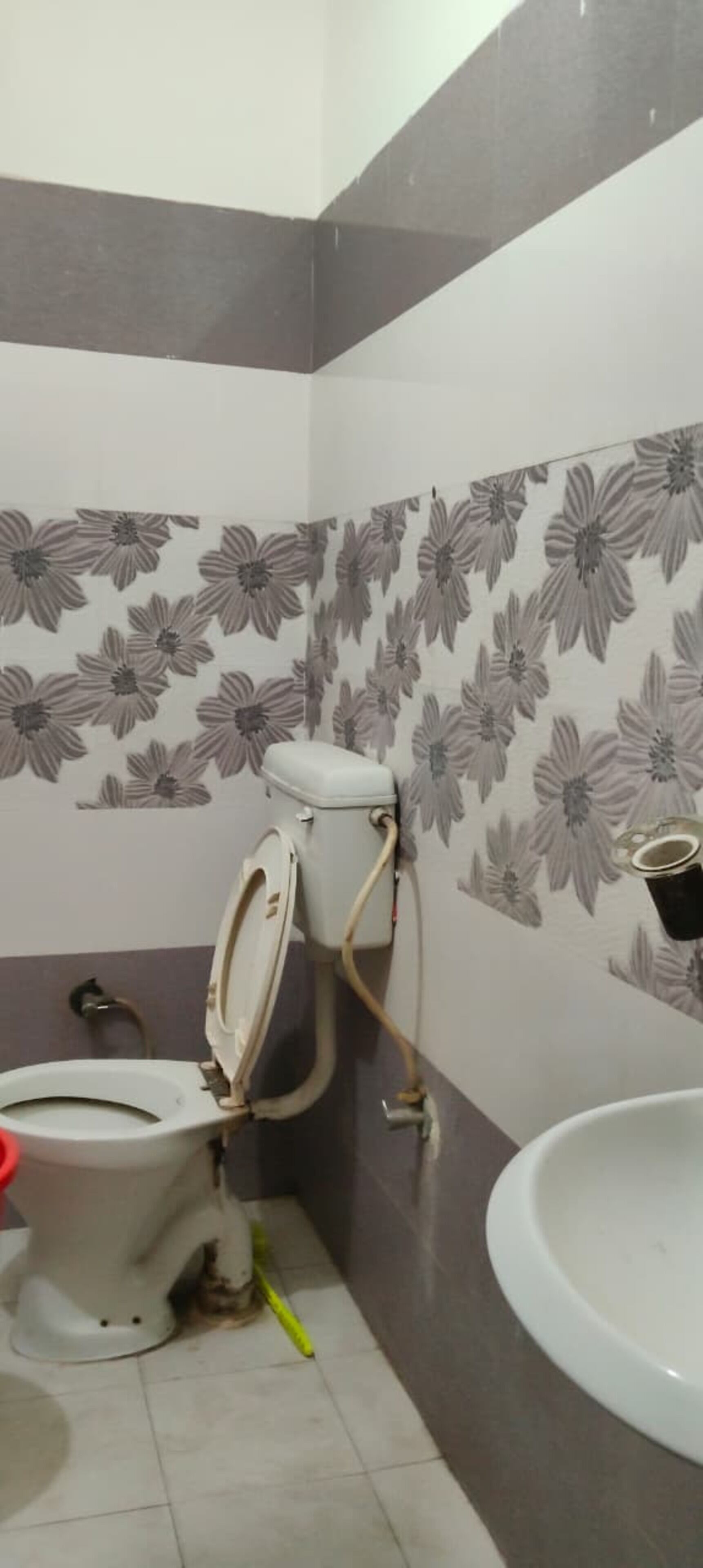 Une salle de bain avec des toilettes, un lavabo et une douche.