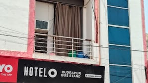 A hotel with a sign indicating it is a Rudrapur bus stand. - Yuvraj Guest House (Rudrapur)
