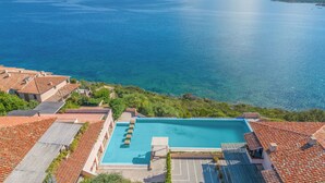 A rooftop pool with a clear view of the sea and distant mountains. - Ladunia 2 (Olbia)