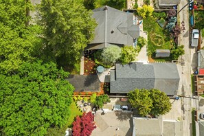 Vista aérea de una zona residencial con casas, árboles y una entrada.