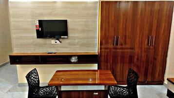 Habitación familiar doble, balcón, vistas al jardín | Interior