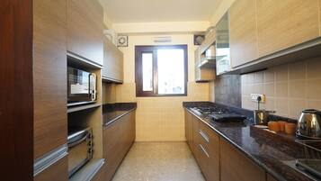 Apartment | Private kitchen | Full-sized fridge, coffee/tea maker