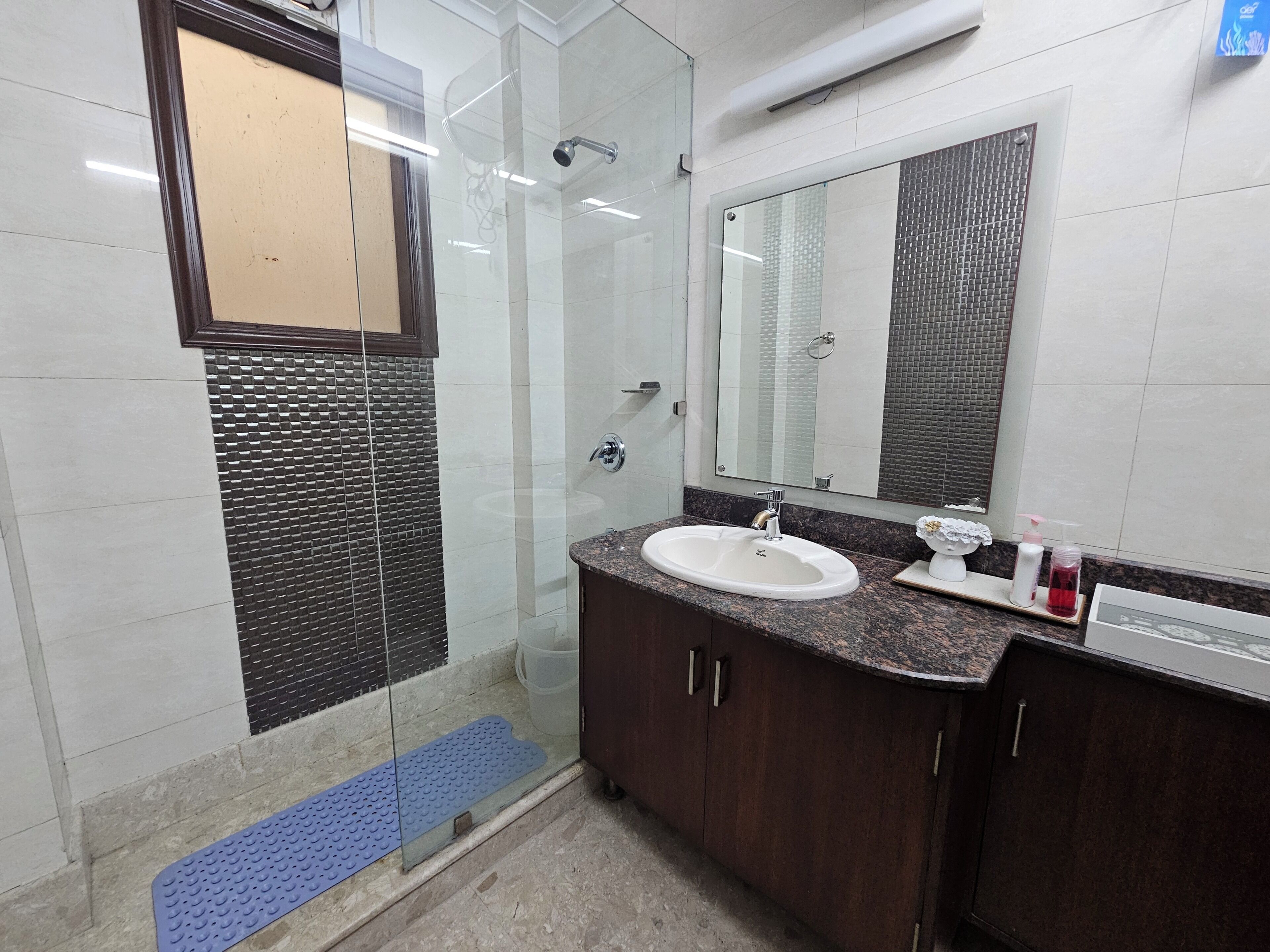 Apartment | Bathroom | Towels, soap, shampoo