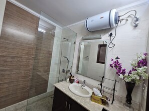 Apartamento | Banheiro | Toalhas de banho, sabonete, shampoo 