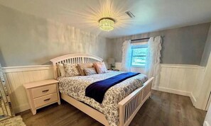 4 bedrooms, desk, iron/ironing board, free WiFi - Beautiful 4-bedroom home with a pool and Jacuzzi in Grand Island, with AC. (Grand Island)