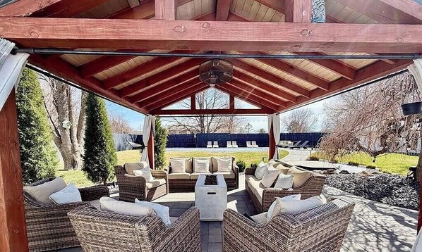 Terrace/patio - Beautiful 4-bedroom home with a pool and Jacuzzi in Grand Island, with AC. (Grand Island)