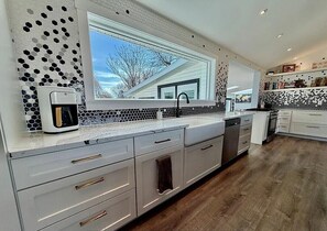 Microwave, oven, stovetop, dishwasher - Beautiful 4-bedroom home with a pool and Jacuzzi in Grand Island, with AC. (Grand Island)