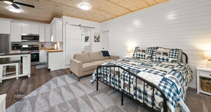 Downtown Suite - Walk to Shops and Cafes!