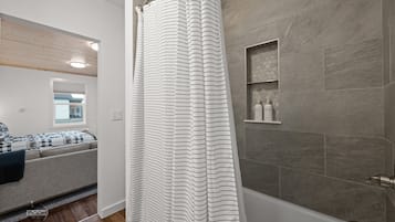 Dusche, Haartrockner, Handtücher, Shampoo