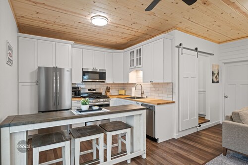 Downtown Suite - Walk to Shops and Cafes!