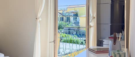 2 bedrooms, travel crib, WiFi (free)