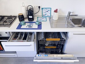 Wasserkocher mit Kaffee-/Teezubehör, Kühlschrank, Ofen, Herdplatte