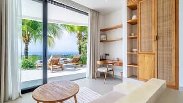Luxury-Villa, 4 Schlafzimmer, eigener Pool, Meerblick | Wohnbereich | 50-Zoll-Smart-TV mit Digitalempfang