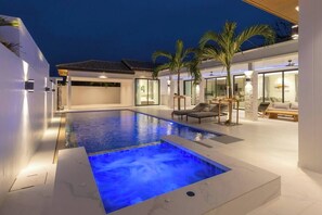 Luksus-villa - udsigt til pool | Pool | Udendørs pool