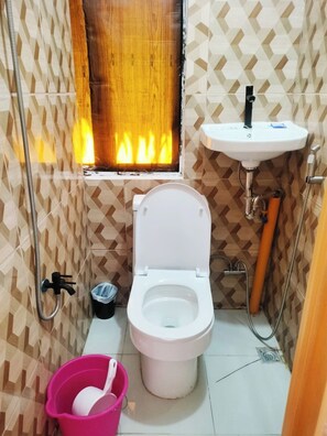 Deluxe Double Room, Balcony, City View | Bathroom | Slippers - MJ Home (Taguig)