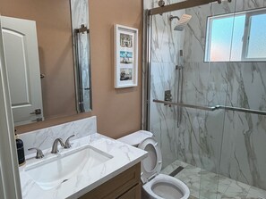 Dusche, Haartrockner, Handtücher, Seife