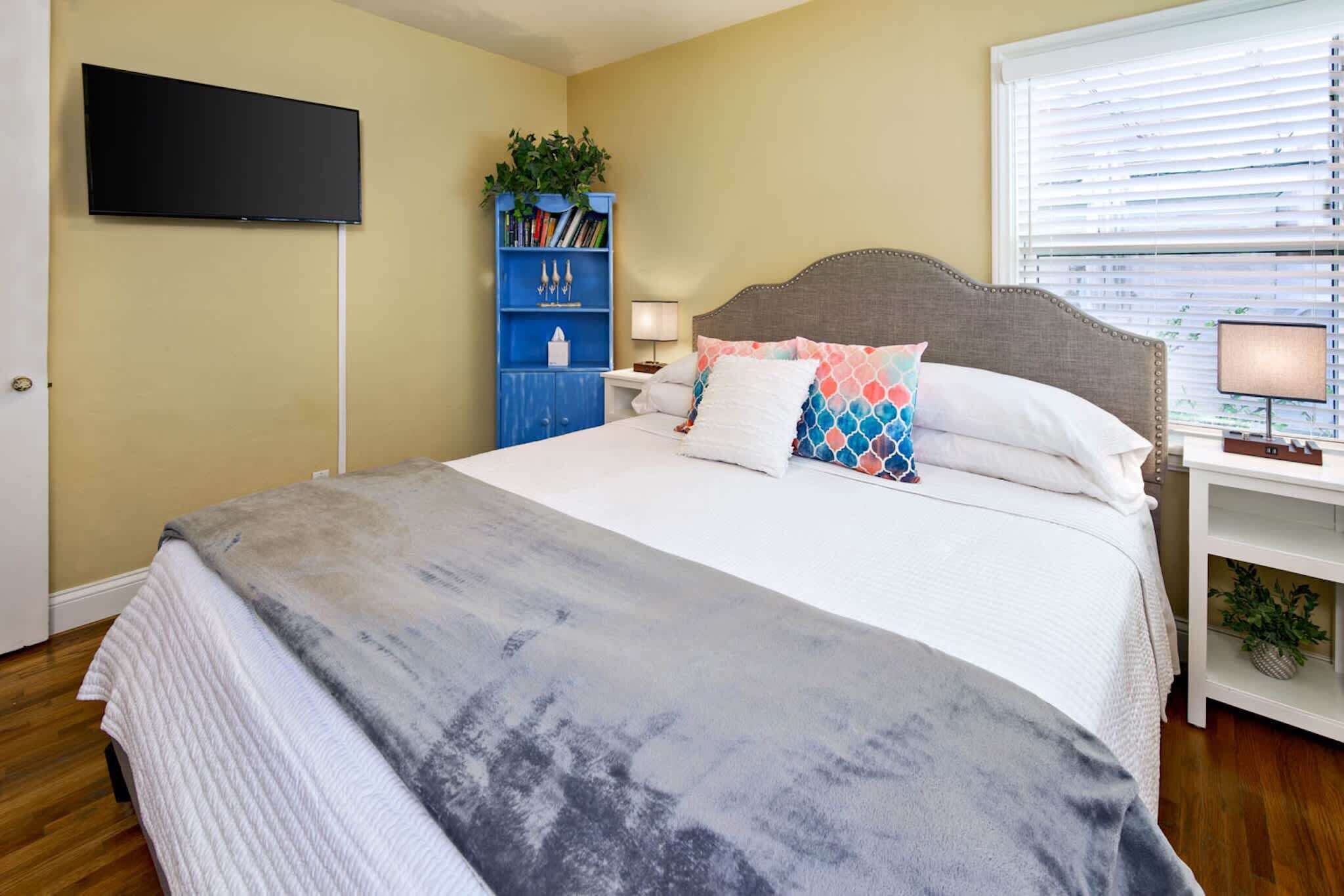 Travel crib, WiFi, bed sheets