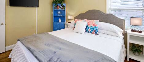 Travel crib, WiFi, bed sheets