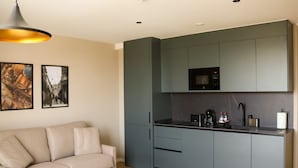 Appartement, 1 chambre | Cuisine privée | Machine à expresso, tables à manger