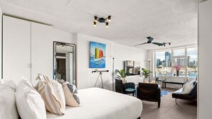 Une chambre d’hôtel moderne avec un grand lit, un bureau et une vue sur la ville.