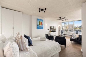Tabla de planchar con plancha, wifi, ropa de cama