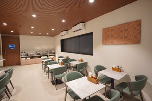 Breakfast, lunch and dinner served - Hotel Jubilee Park Hitech city (Hyderabad)