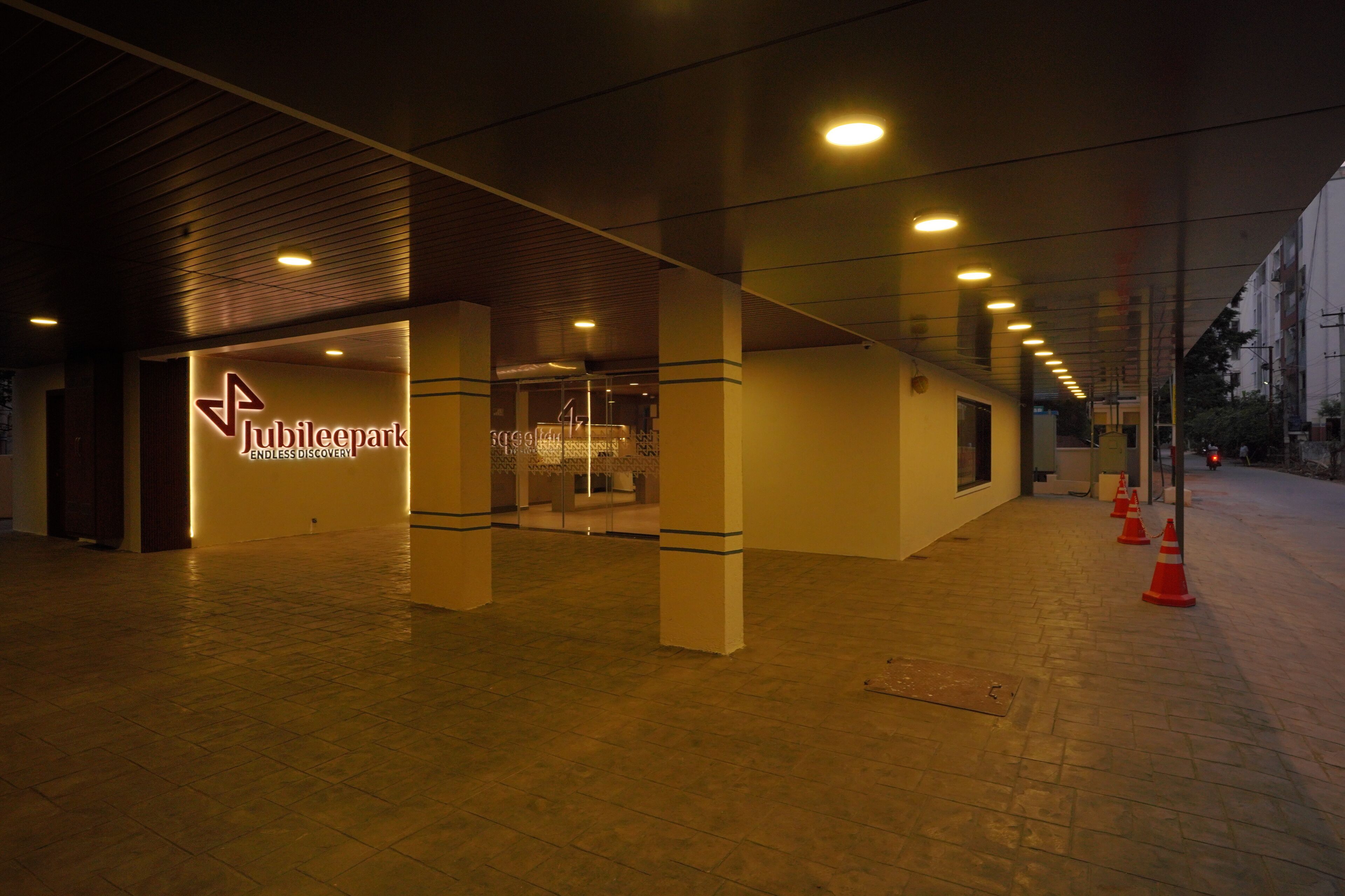 Eine großzügige Lobby mit einem gut sichtbaren Schild für 'Jubileepark' und einem modernen architektonischen Design.