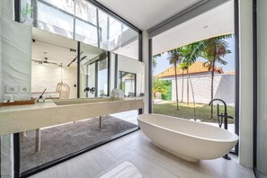 Bathrobes, slippers, bidet - LegKo Villa (Pecatu)