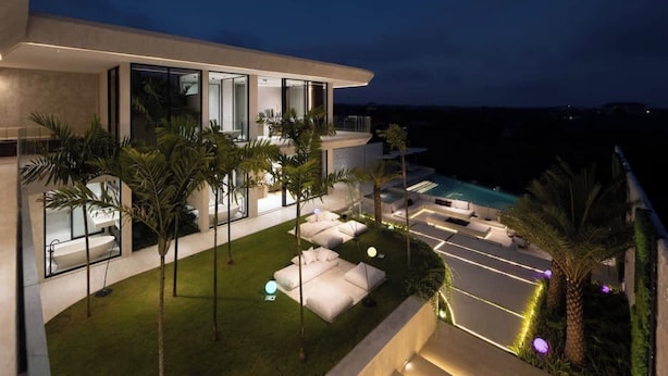 A modern house with a swimming pool, outdoor seating, and a well-maintained lawn. - LegKo Villa (Pecatu)