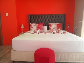 Comfort Double Room, Balcony | In-room safe, desk, laptop workspace, soundproofing - Neo ruks Guest Houses Parow  (Cape Town)