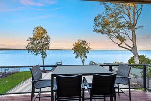 Outdoor dining - Lakeview Retreat in Charmhaven (Charmhaven)